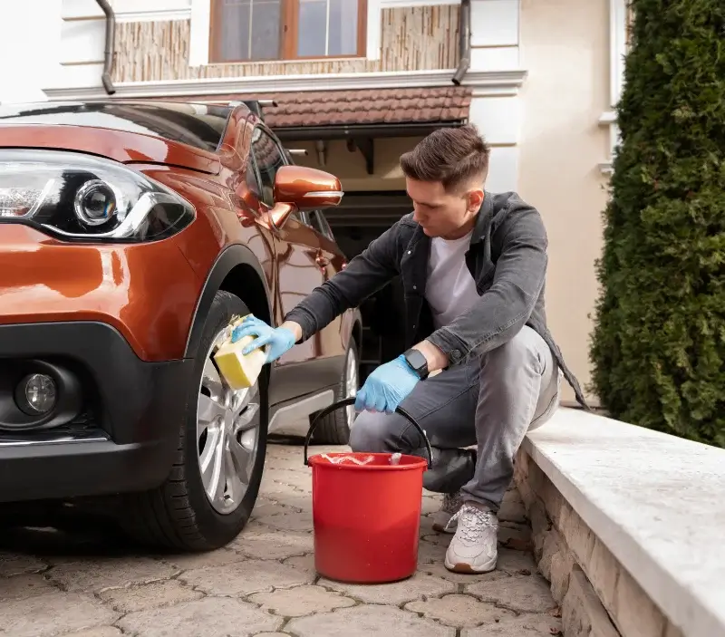 Lavage auto à domicile Le Moustoir : professionnel intervenant sur un véhicule